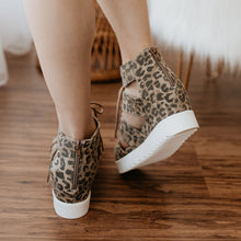 Load image into Gallery viewer, Very G Big Top Sandals in Leopard