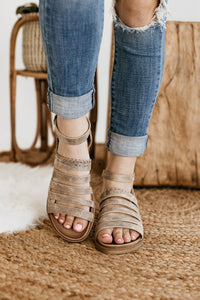 Very G Commodus Sandal in Cream